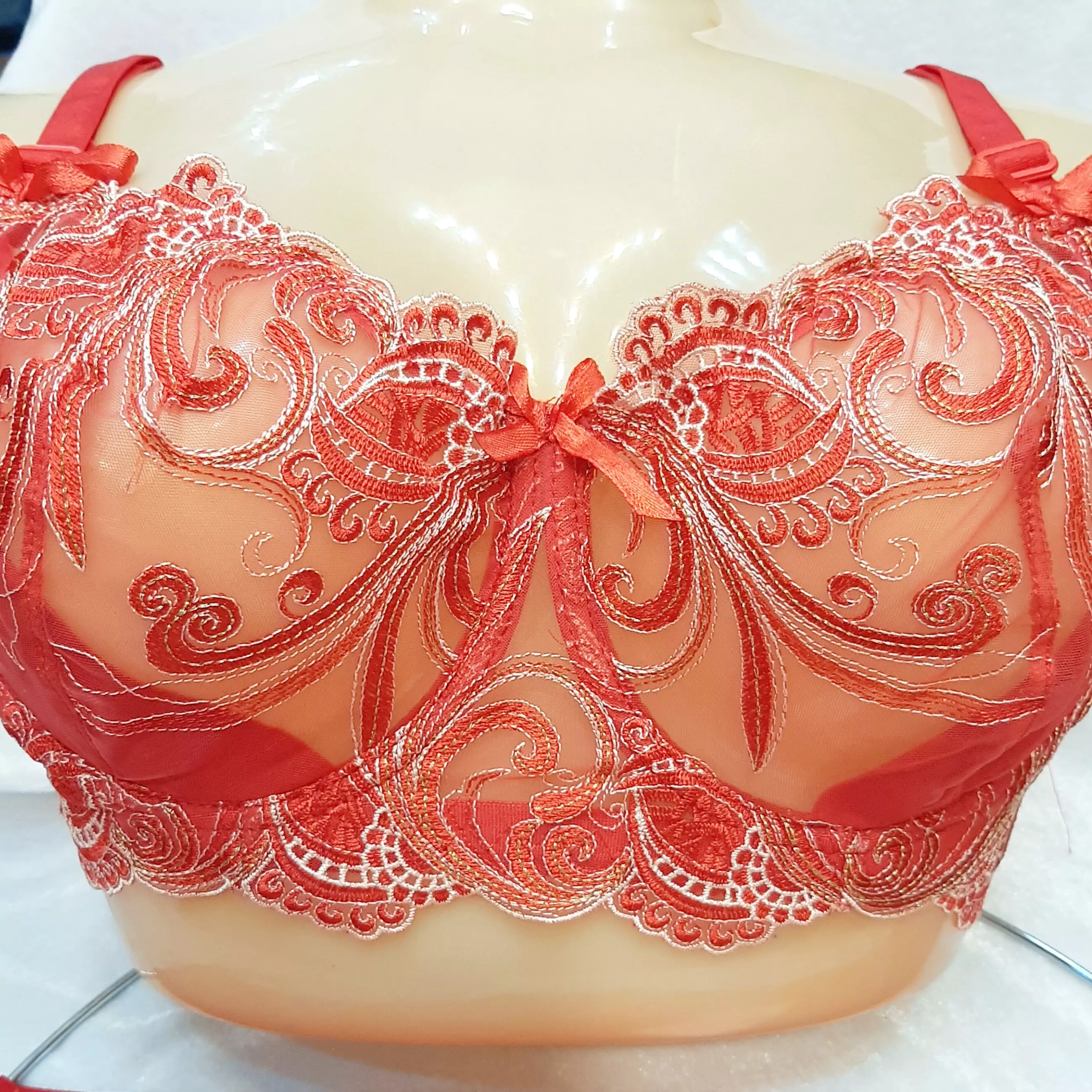 سوتین فنردار طرح سلطنتی بسیار زیبا