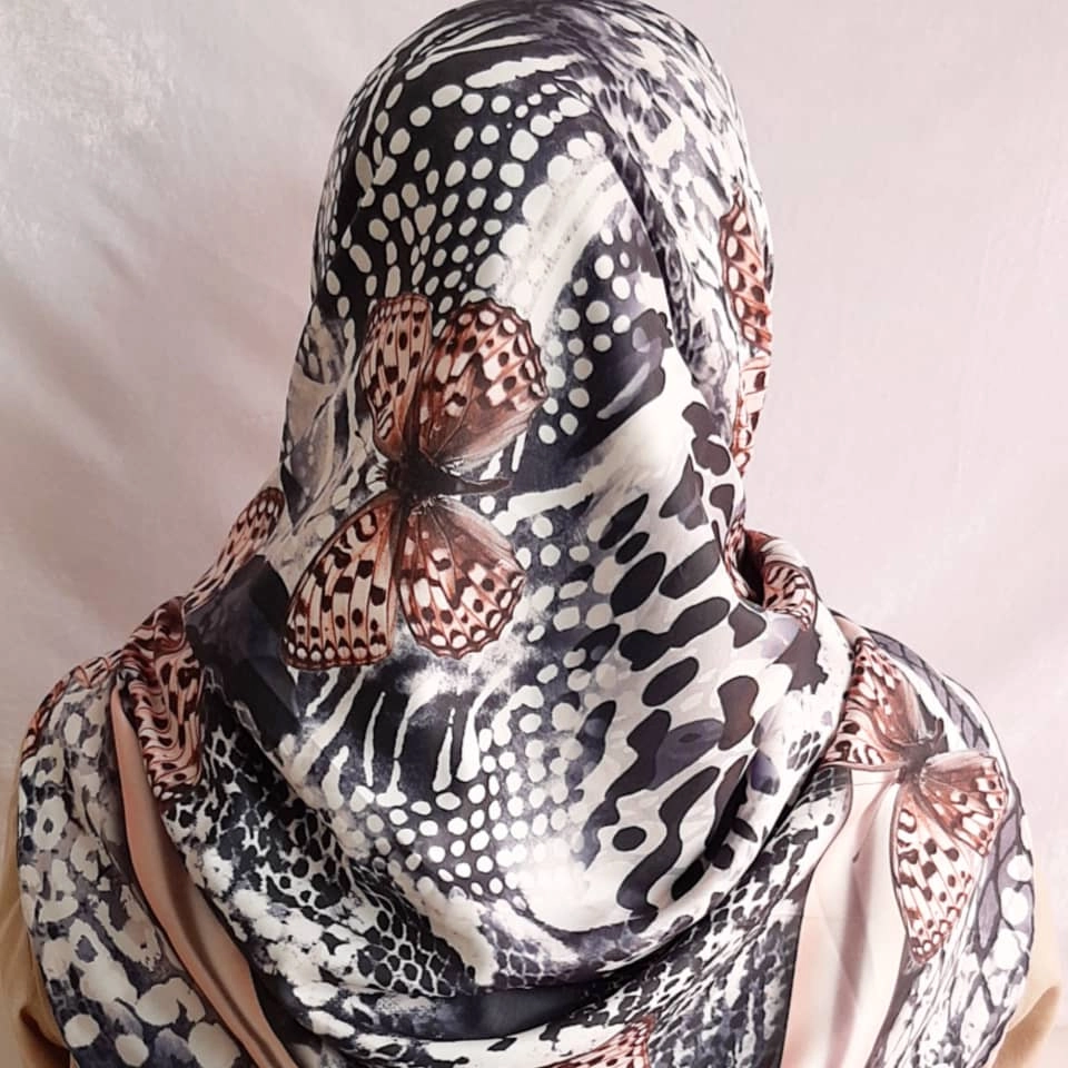 روسری ساتن اعلاء طرح زمینه پلنگی طرح پروانه