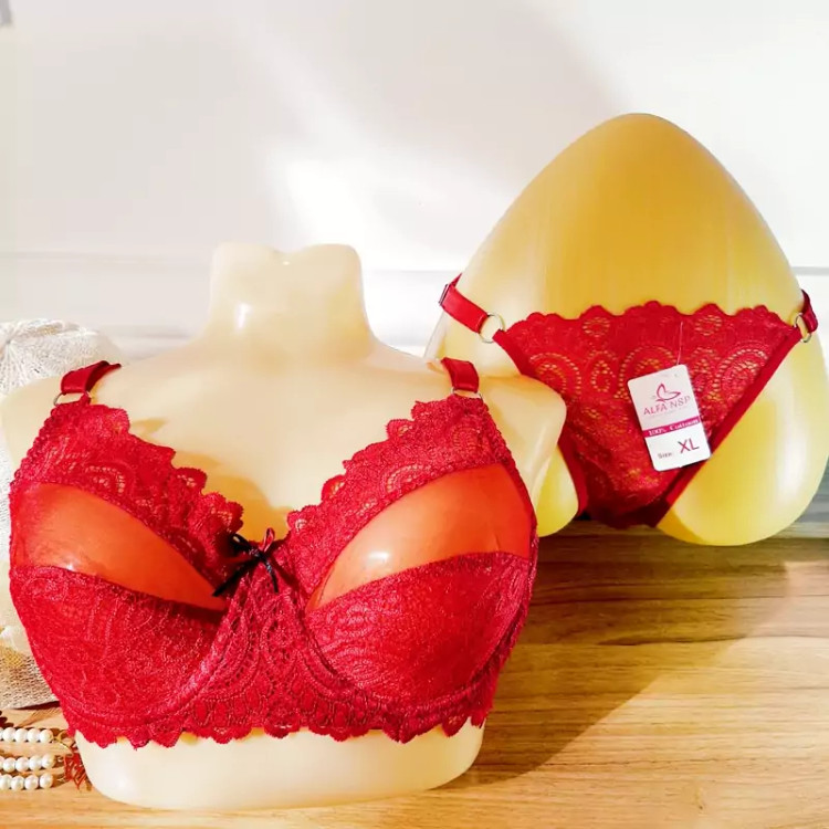 سوتین وشورت فانتزی تمام دانتل طرح چشم گربه ای لیفت کننده